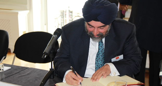 Jaspal Singh Bindra signs the Asia House guest book