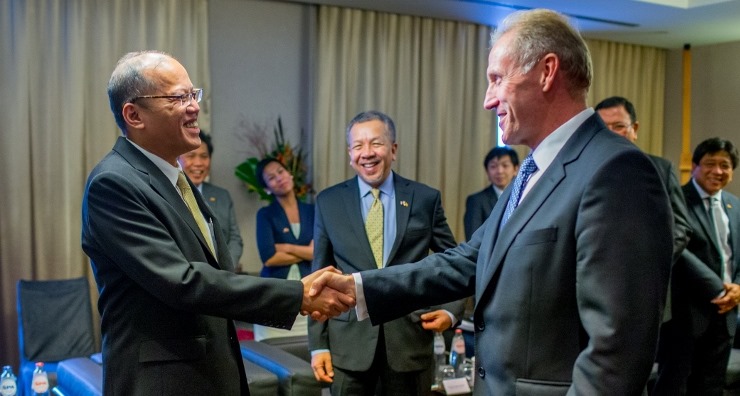 Asia House CEO Michael Lawrence with the President of the Philippines H.E. Benigno S. Aquino III in Brussels.