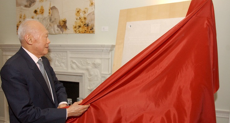 Former prime minister of Singapore Lee Kuan Yew is pictured unveiling a plaque at Asia House to mark the official opening of our New Cavendish Street building in 2005