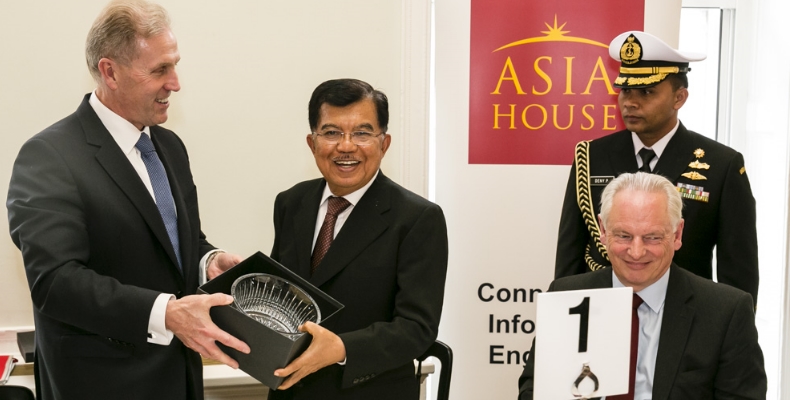 CEO of Asia House Michael Lawrence gives HE Jusuf Kalla a gift of English crystal at the lunch. Copyright Miles Willis Photography