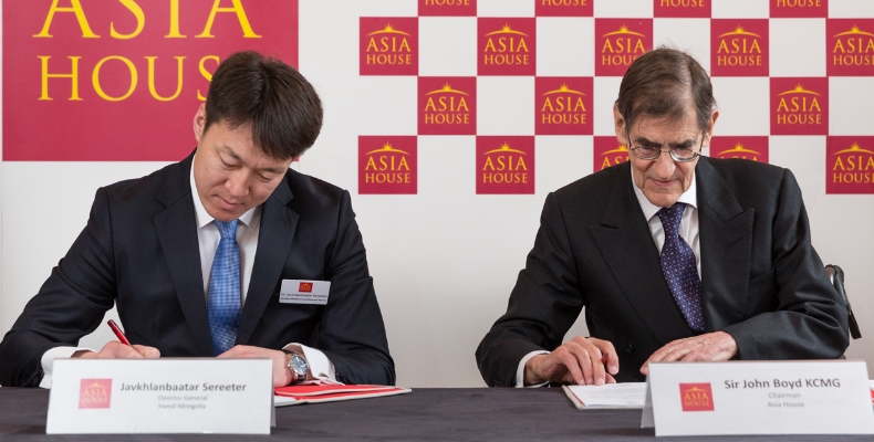 Javkhlanbaatar Sereeter, Director General, Invest Mongolia, left, signs an MOU with Sir John Boyd KCMG, chairman, Asia House. Image copyright: Andy Tyler Photography