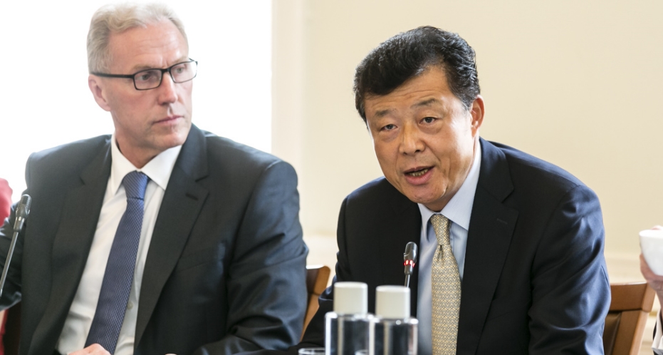 CEO of Asia House Michael Lawrence, left, with H.E. Ambassador Liu Xiaoming, right. Image copyright Miles Willis Photography