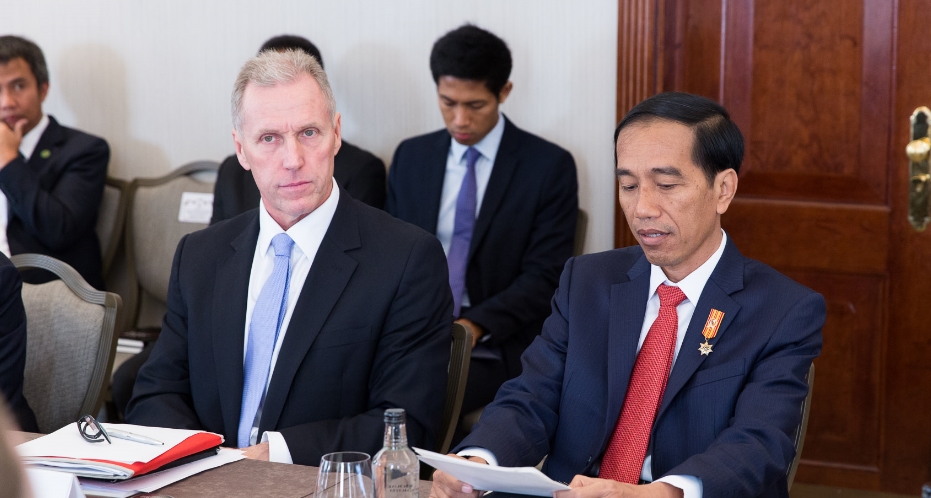 Chief Executive of Asia House Michael Lawrence, left, with President of Indonesia Joko Widodo, right, at a private briefing with senior representatives of Asia House corporate members on Wednesday. Image credit: Chris Renton