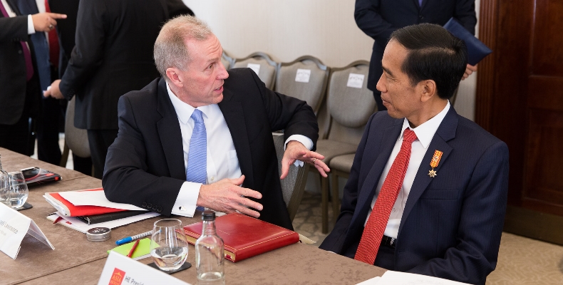 President Jokowi is engaged in conversation with Chief Executive of Asia House Michael Lawrence after the briefing. Image credit: Chris Renton