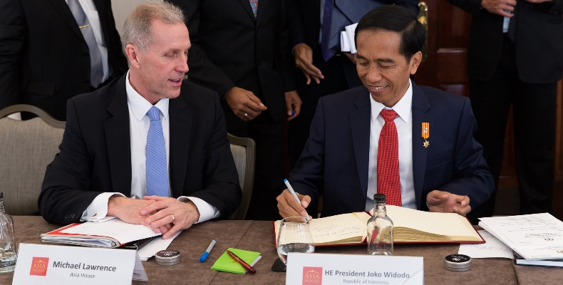 The President of Indonesia Jokowi signs the Asia House guest book. Image credit: Chris Renton