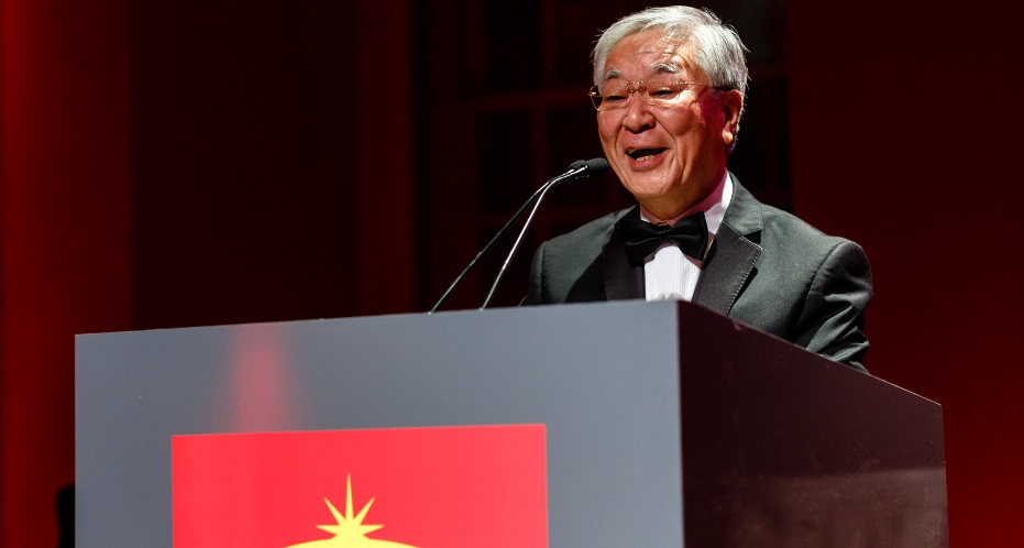 Hitachi does not want to be handicapped by complications with its supply chain or selling into Europe, Hitachi Chairman Hiroaki Nakanishi said in his acceptance speech at the Asian Business Leraders Award dinner. Photo by Miles Willis